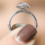 プラチナの指輪を持つ女性の指